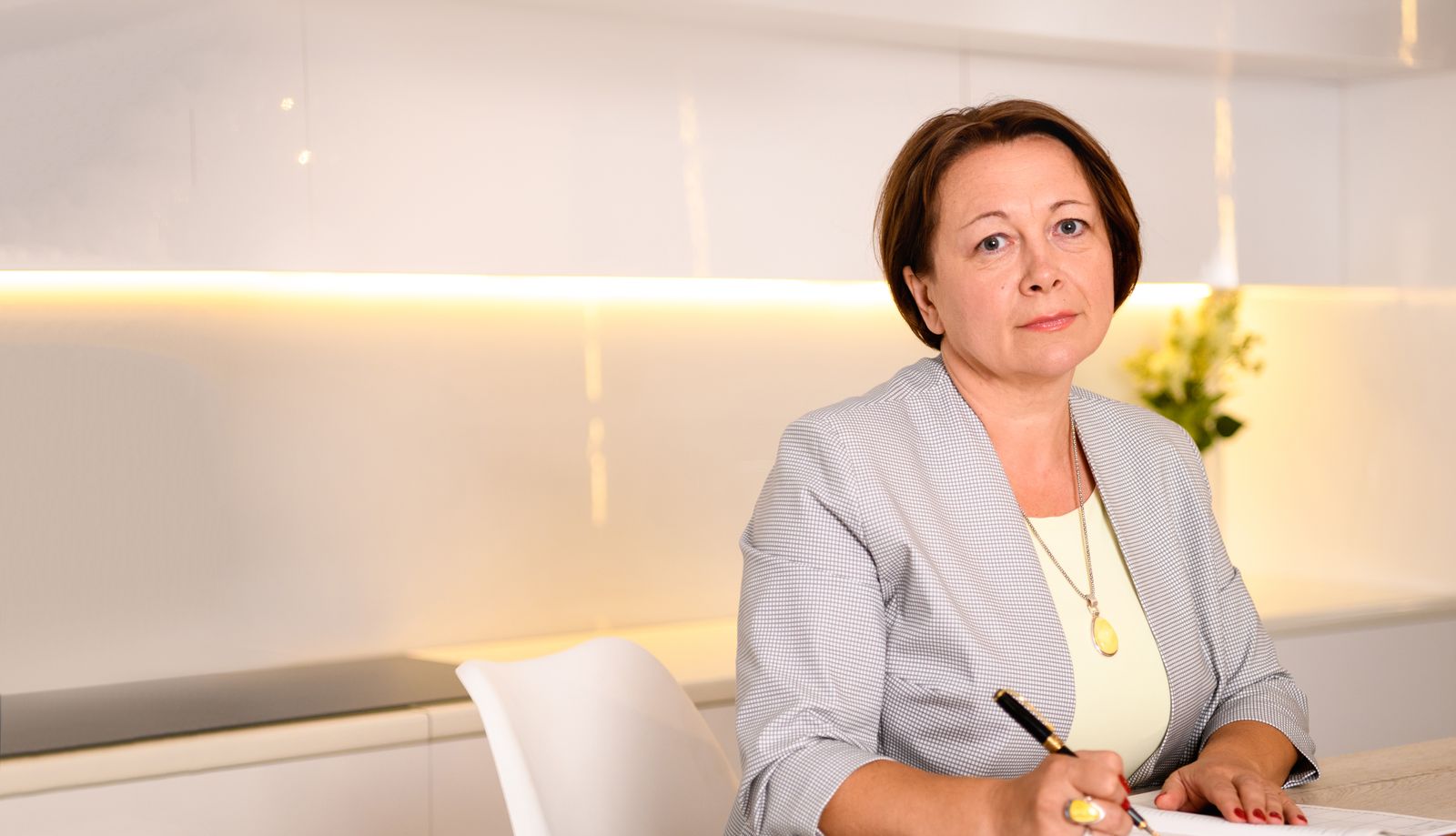 Ирина Анатольевна за рабочим столом